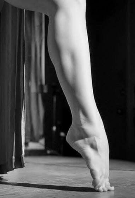 Best feet pic pose – arch style showcasing the curve of the foot.
